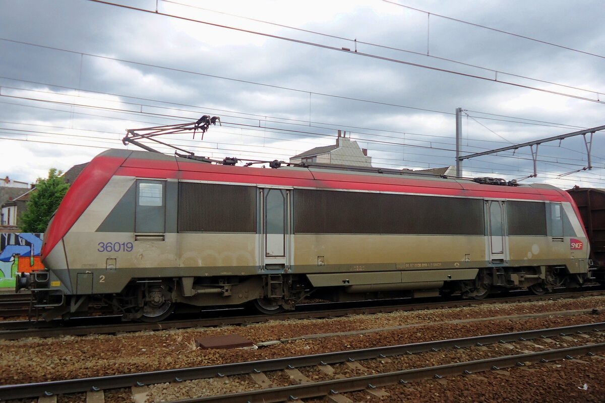 SNCF 36019 durchfahrt am 30 Mai 2013 Antwerpen-Berchem. Heute werden die FRET-Züge aus die Richtung Gent bzw Frankreich nicht mehr über Antwerpen-Berchem nach Antwerpen Noord geleitet sondern direkt durch den 2014 eroffneter Antigoontunnel. Auch die 36001-030 bei die SNCF sind ein Kapittel der bahngeschichte.