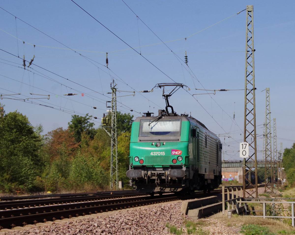 SNCF 4 37015 ist auf dem Weg zur Dillinger Hütte, entweder wird sie den Brammenzug nach Dünkirchen bespannen oder sie setzt sich vor den leeren Kalkzug in Richtung Frankreich. Bahnstrecke 3230 Saarbrücken - Karthaus bei Bous am 24.09.2016 