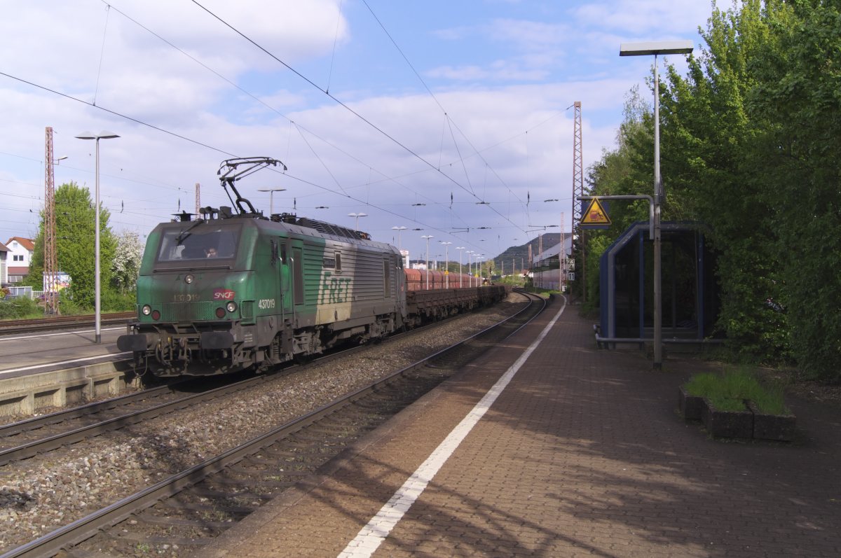 SNCF 4 37019 bringt leere Rungenwagen für Brammen aus Dünkirchen zur Dillinger Hütte.
Durchfahrt in Saarlouis Hbf. am 19.04.2017 - 4 37019 ist eine Lok, die an der Seite den Namen Denis Douté trägt. Monsieur Douté ist ein Bahnmanager bei der SNCF. Bahnstrecke 3230 Saarbrücken - Karthaus
