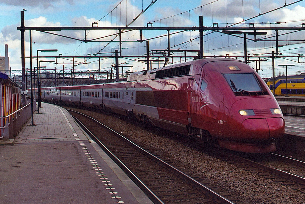 SNCF 43410 fährt am 02.März 2002 in die Amsterdam Centraal Station. (Fotoscan)
