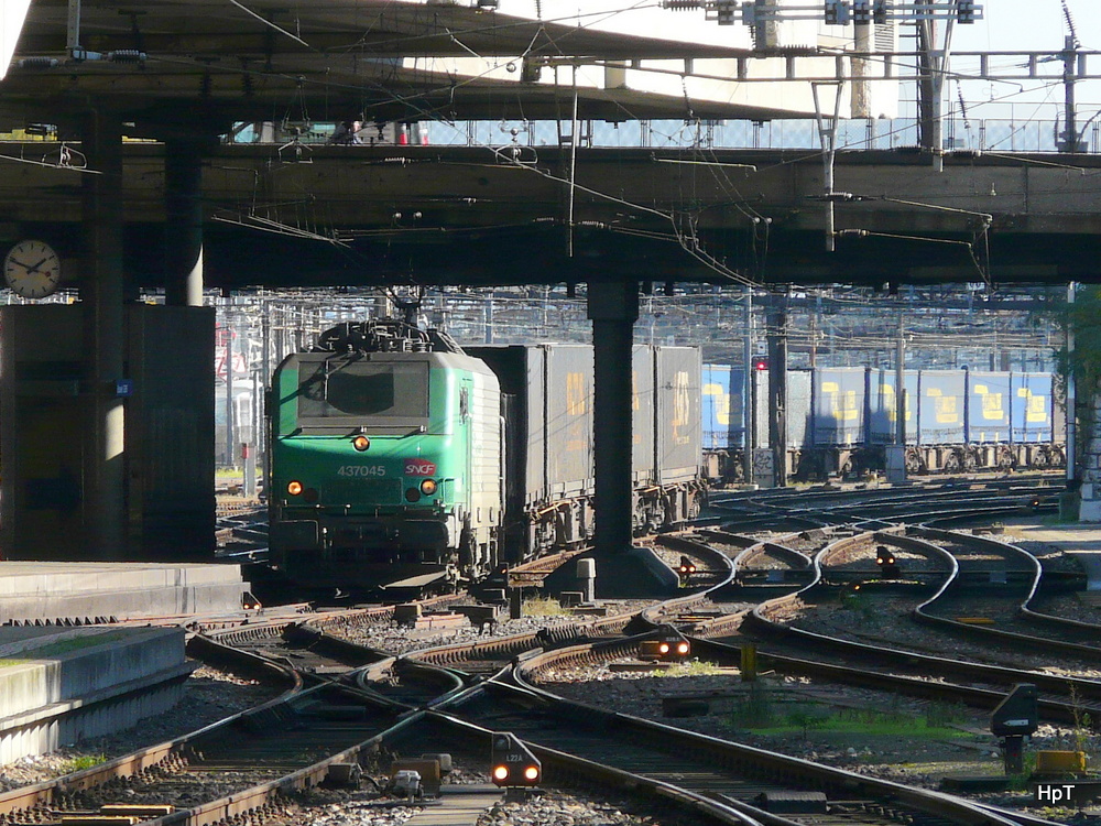 SNCF - 437045 mit Güterzug unterwegs im Bahnhof Basel SBB am 24.10.2013