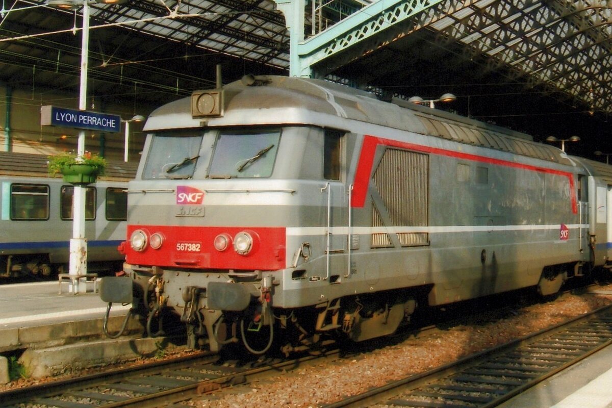 SNCF 67382 steht mit das Multi-Service farbenscghema am Abend von 29 Mai 2008 in Lyon-Perrache.