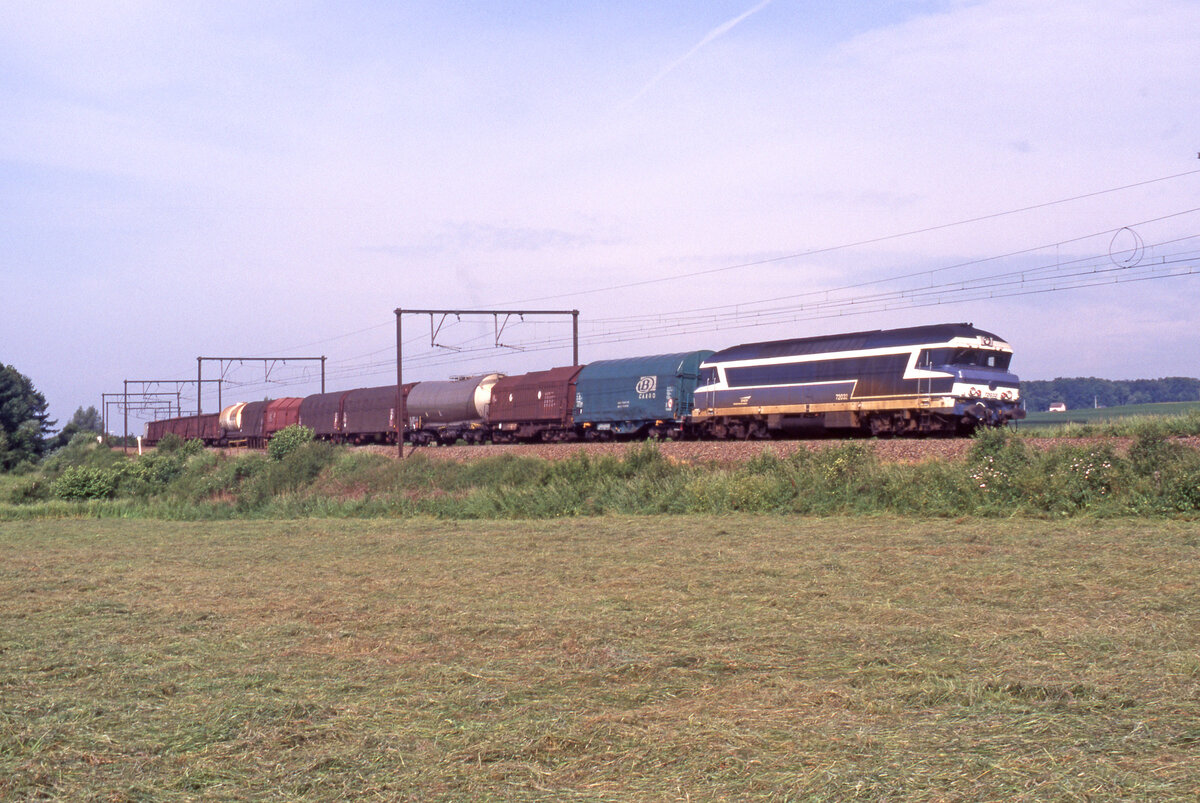 SNCF 72032 mit Zug 44947 von Stockem nach Woippy bei Autelbas-Barnich (BE) am 05.06.1998, 09.45u. Scanbild 7695, Fujichrome100.
