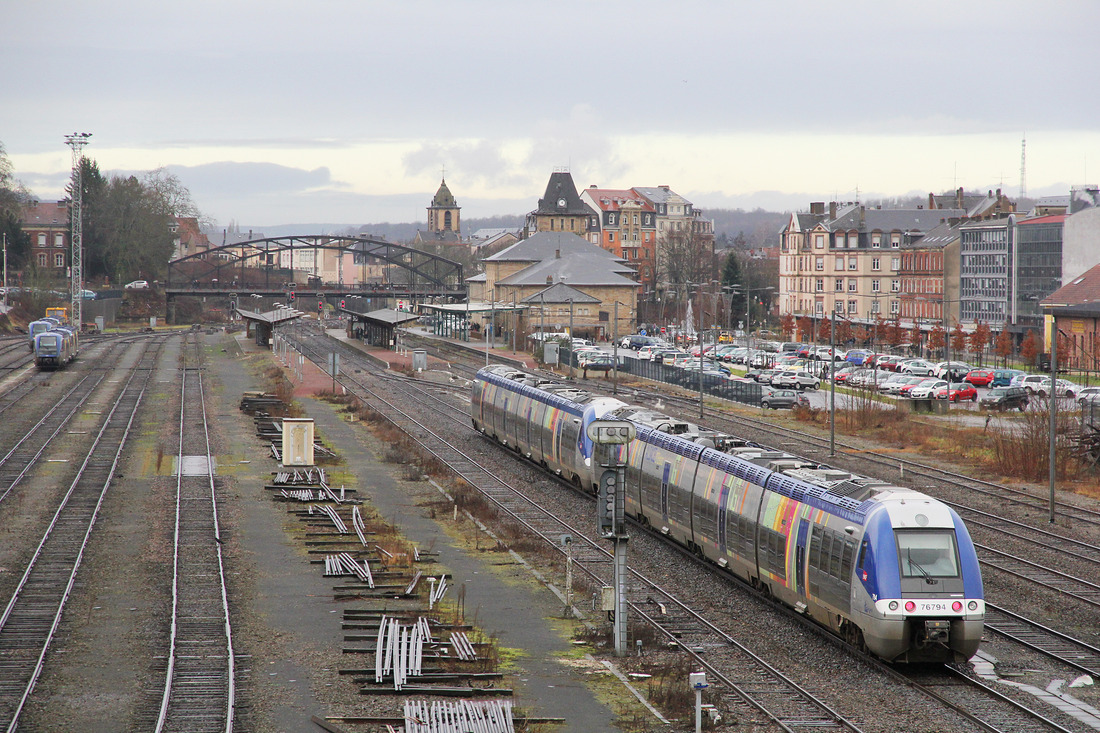 SNCF 76794 und ein weiterer Triebzug dieser Baureihe erreichen am 22. Januar 2018 den Bahnhof Sarregemuines.