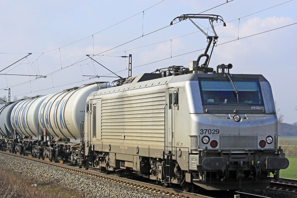 SNCF AKIEM BB 37029 Alstom Prima mit Kesselwagen am 08.03.2016  12:40 nördlich von Salzderhelden am BÜ 75,1 in Richtung Kreiensen