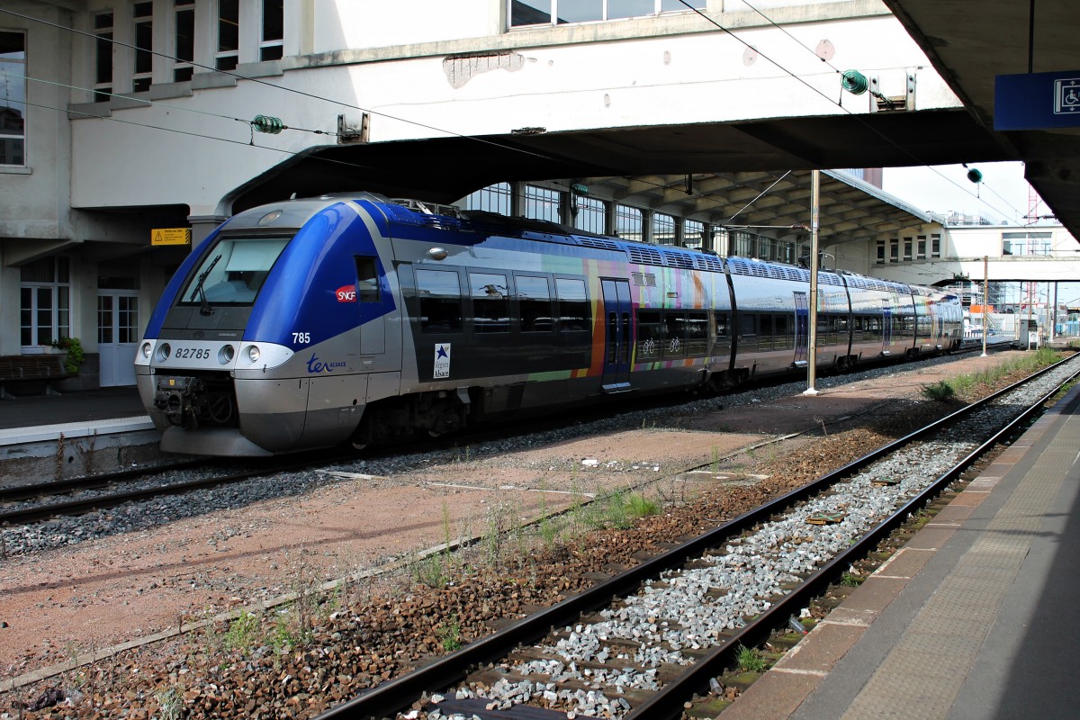 SNCF B 82785 als TER (Nahverkehrszug) am 20.08.2014 auf Gleis in im Bahnhof von Mulhouse Ville.
