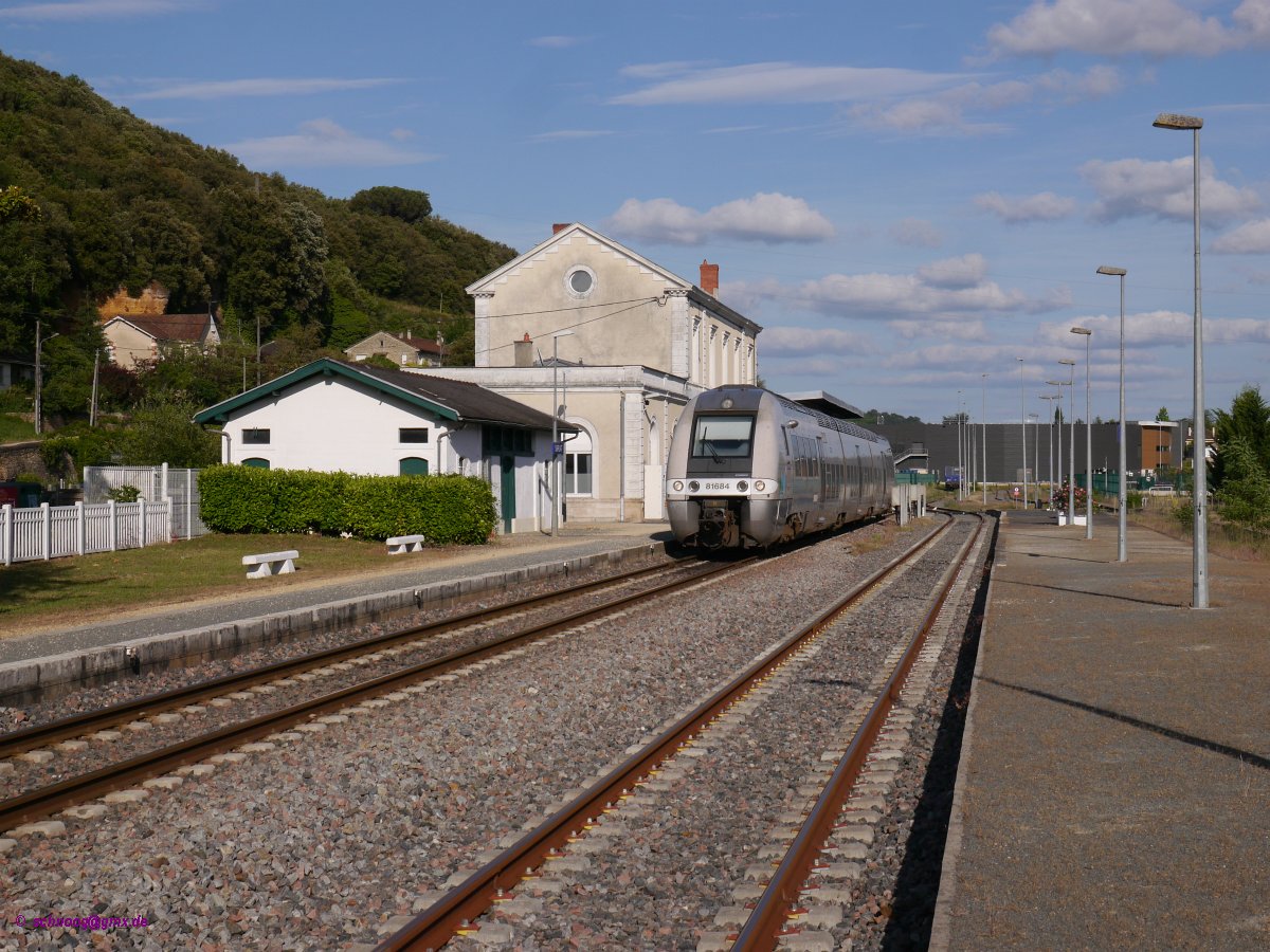 SNCF-B81684 im heutigen Endbahnhof Sarlat. 
Ursprünglich führte die Strecke von hier weiter nach Cazoulès. Dieser Streckenabschnitt ist stillgelegt und seit 1992 abgebaut. 
Der Triebwagen wird als TER65788 von Sarlat über Le Buisson nach Bordeaux fahren.


31.05.2015 Sarlat