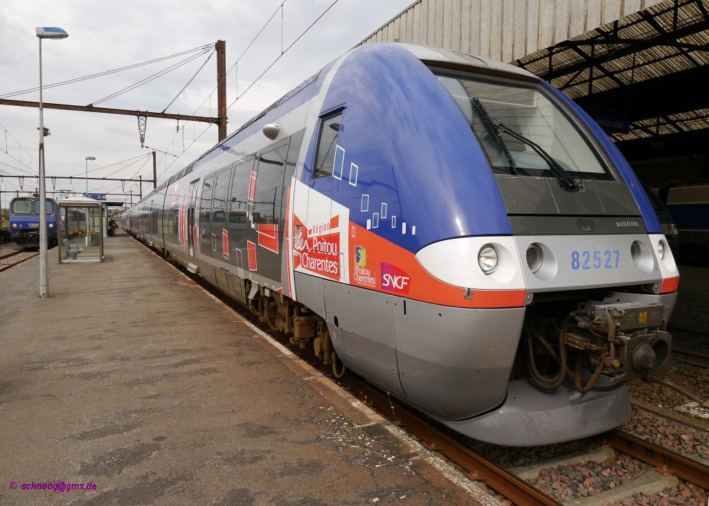 SNCF B82527 und B81680 in Région Poitou-Charentes Lackierung. 
2014-07-19 Angoulême 
