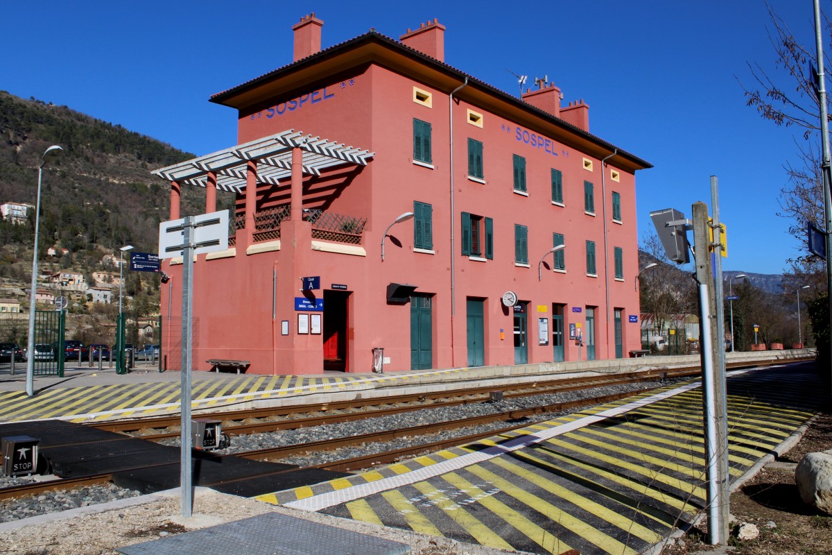 SNCF-Bahnhof Sospel am 10. Februar 2015. Das Bahnhofsgebäude mit dem Quai / Bahnsteig A (vom Quai / Bahnsteig B gesehen). - Am Bahnsteig A halten die TER-Züge nach Breil / Cuneo.
