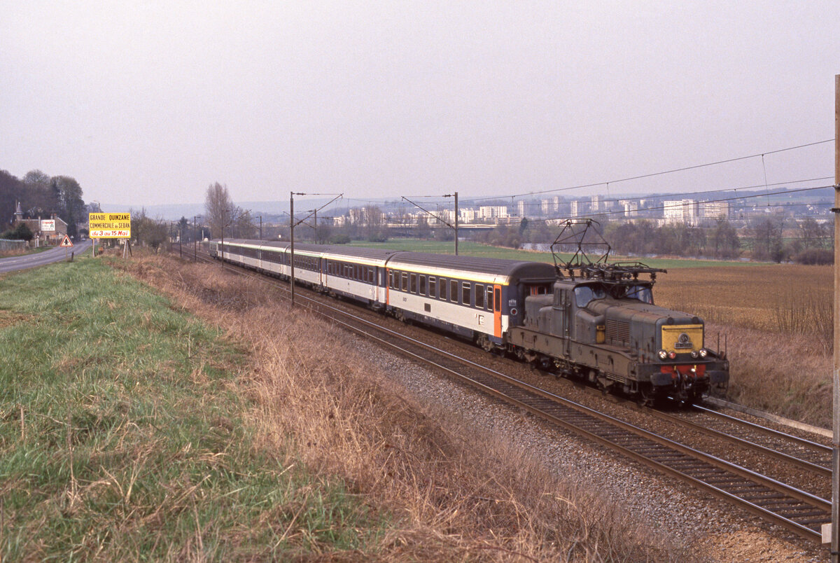 SNCF BB-13044 mit Zug 1625 von Paris Est nach Longwy nahe Wadelincourt am 09.04.1993, 15.43u. Scanbild 6227, Fujichrome100.