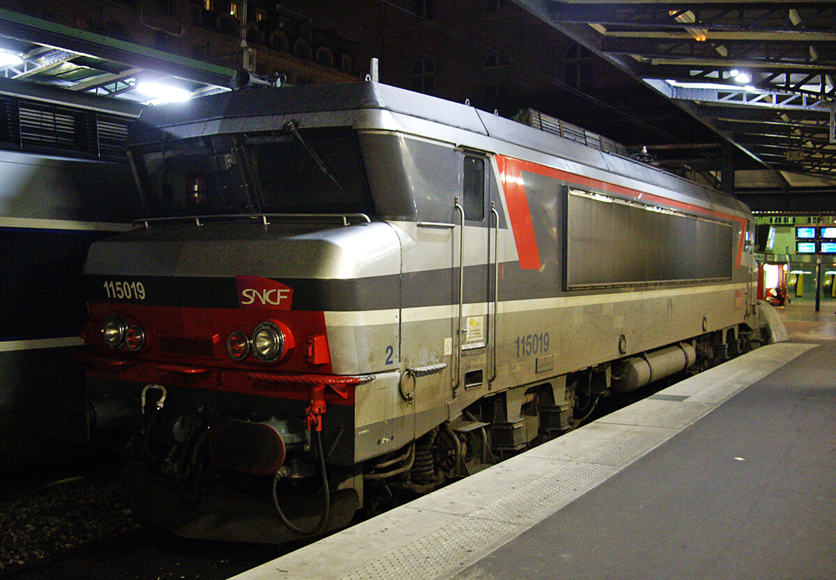 SNCF BB 15019, Paris Gare de l'Est, 25.10.2012. Nez cassés (eingedellte Nase gegen Lichtreflektion), 65 Loks, Baujahre 1971–1976. 