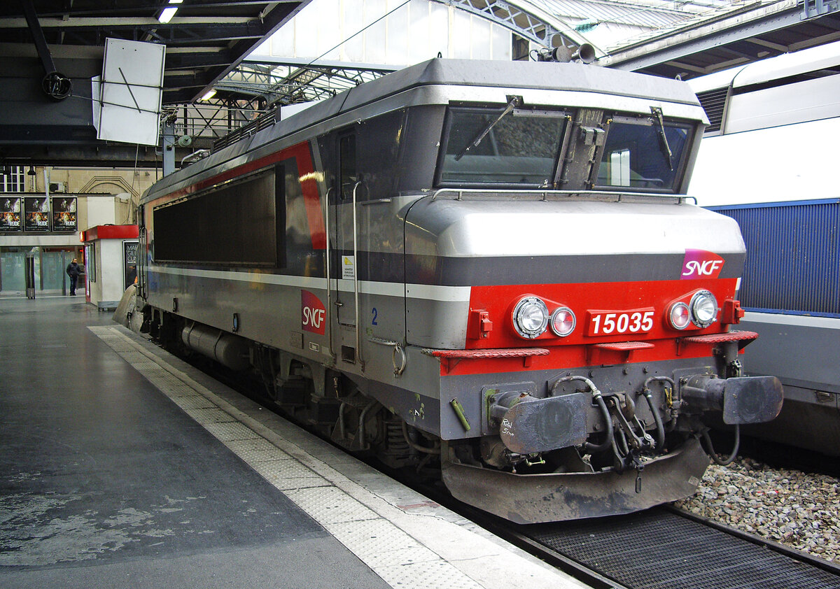 SNCF BB 15035, Paris Gare de l'Est, 29.10.2012. Mit verschalten Bahnschwellen, auch ne Idee.