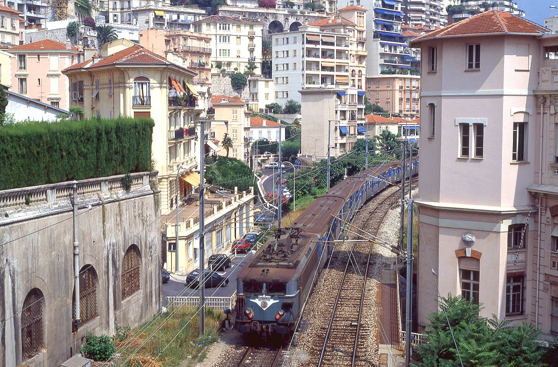 SNCF BB 25622, Monte Carlo, 56919, 27.08.1992.

Blick von der Brücke über die östliche Bahnhofseinfahrt. Der Bahnhof wurde 1999 unter die Erde verlegt, das frei gewordene Areal wurde anschließend bebaut. Dabei wurde auch das rechts im Bild erkennbare Centre Princesse Stephanie geschleift.