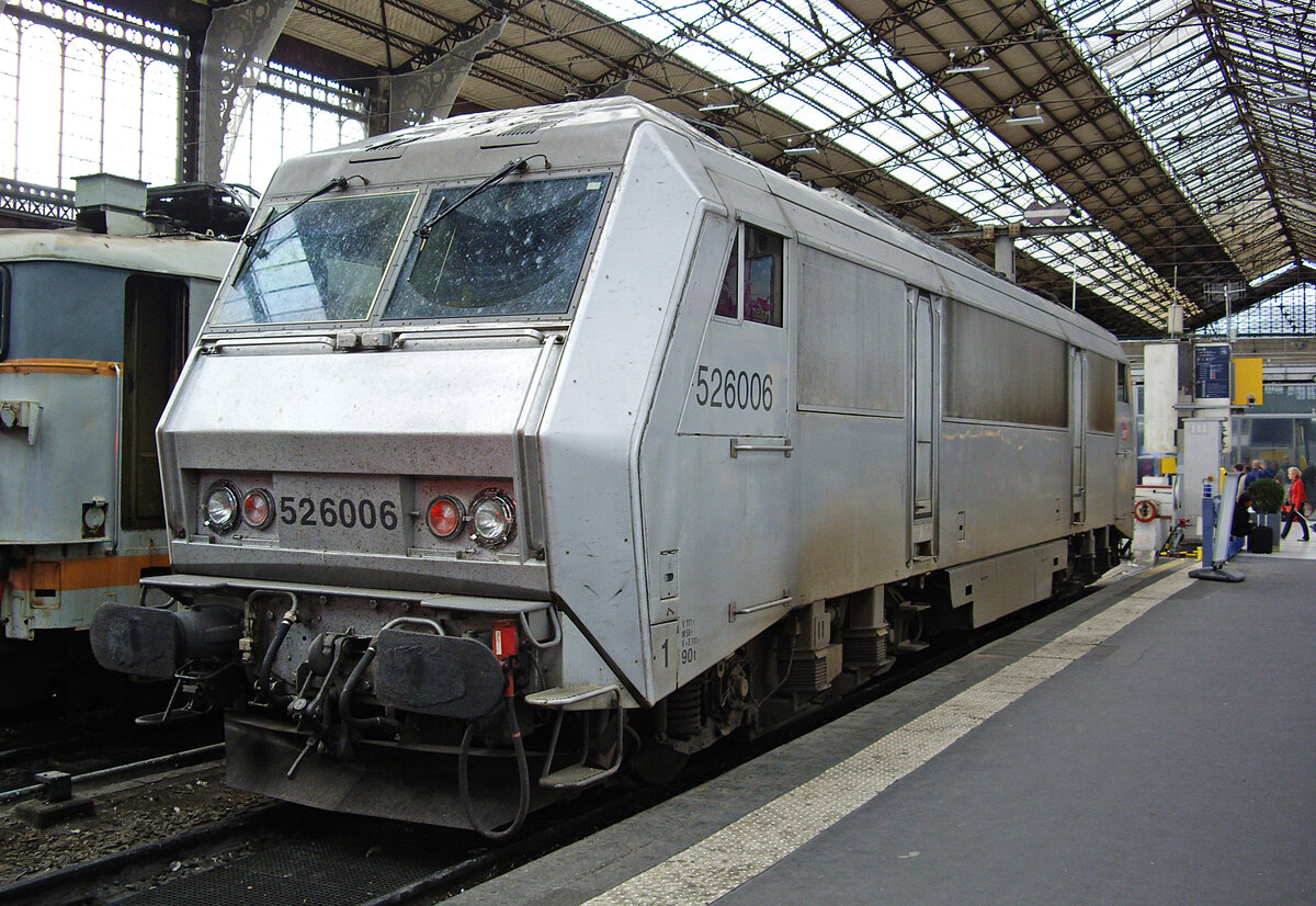 SNCF BB 26006, Paris Gare d'Austerlitz, 5.10.2012. Sybic (synchrone bicourant, Synchronmotor zweisystemfähig), 234 Loks, Baujahre 1988-1998. Im Gare d'Austerlitz war 2012 die graue Variante seltener, die orange Original-Farbgebung war öfter anzutreffen.