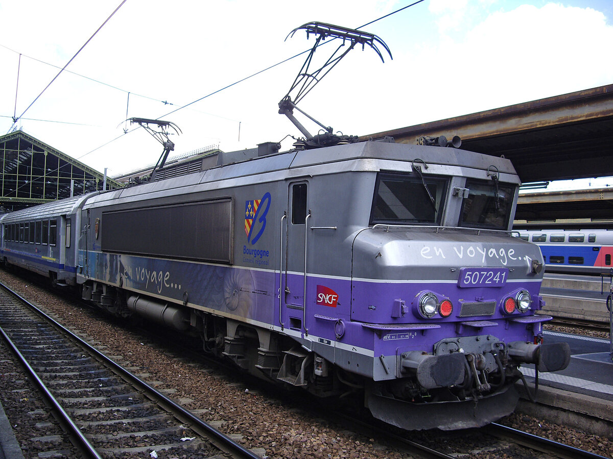 SNCF BB 7241, Farbgebung en voyage, auf der einen Seite blau und auf der anderen lila. Paris Gare de Lyon, 12.10.2012.