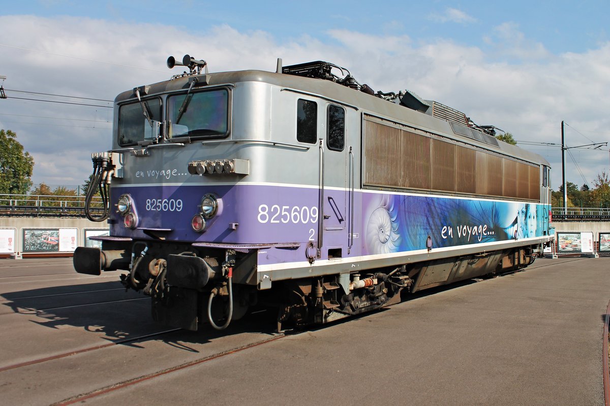 SNCF BB 825609  en voyage...  (Baujahr 196x) am 07.10.2018 im Eisenbahnmuseum Cite du Train (Mulhouse). 