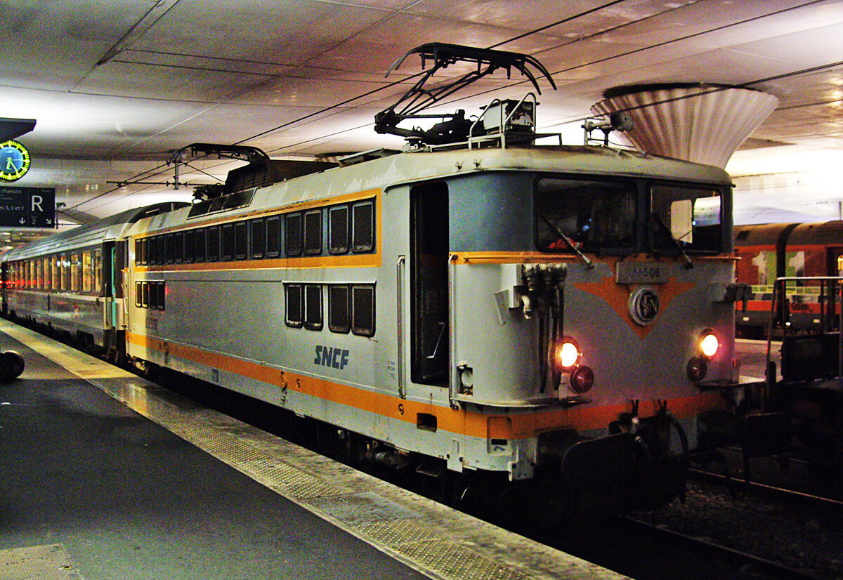 SNCF BB 88506, Paris Gare d'Austerlitz, 8.10.2012. Es gab 30 Loks aus der Serie BB 8500, mit einer 8 vorangestellt und als Rangierlok umgebaut, zum Bereitstellen von Zügen. Ausmusterung der letzten Loks 2014.