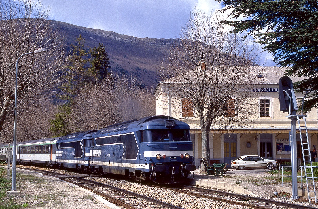 SNCF BB67482 + BB67542, Aspres sur Buëch, 5387, 02.05.1998.