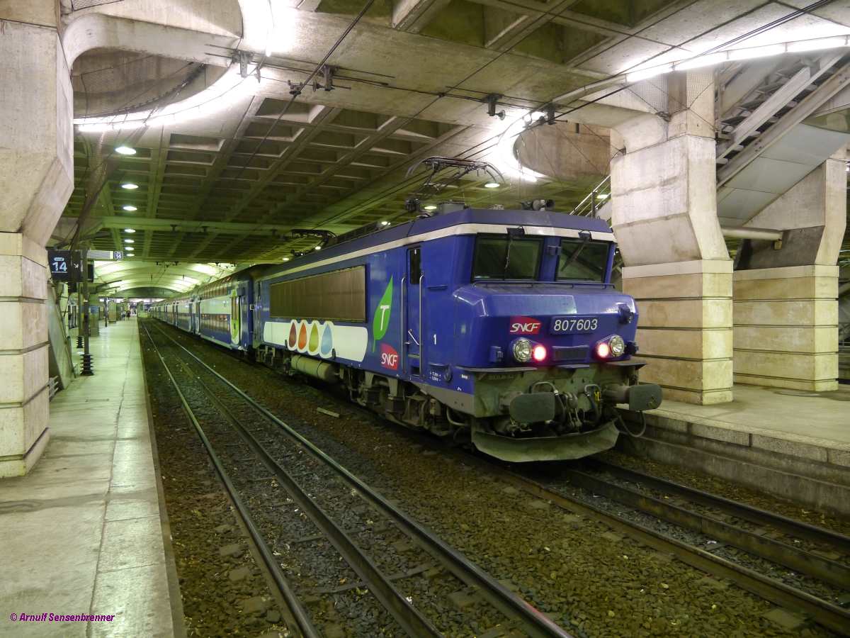SNCF-BB7603 mit Doppelstockwendezug in den Beton-Katakomben des Bahnhofs Paris-Montparnasse. Als Ersatz für noch ältere Fahrzeuge wurden von der SNCF 14 Lokomotiven der Reihe BB7200 für den Transilien-RER Vorortverkehr in Paris umgebaut (u.a. Heizkabel, Tür- und Wendezugsteuerung) und in die neue Reihe BB 7600 umgezeichnet und umlackiert.

Paris-Montparnasse 2014-07-18