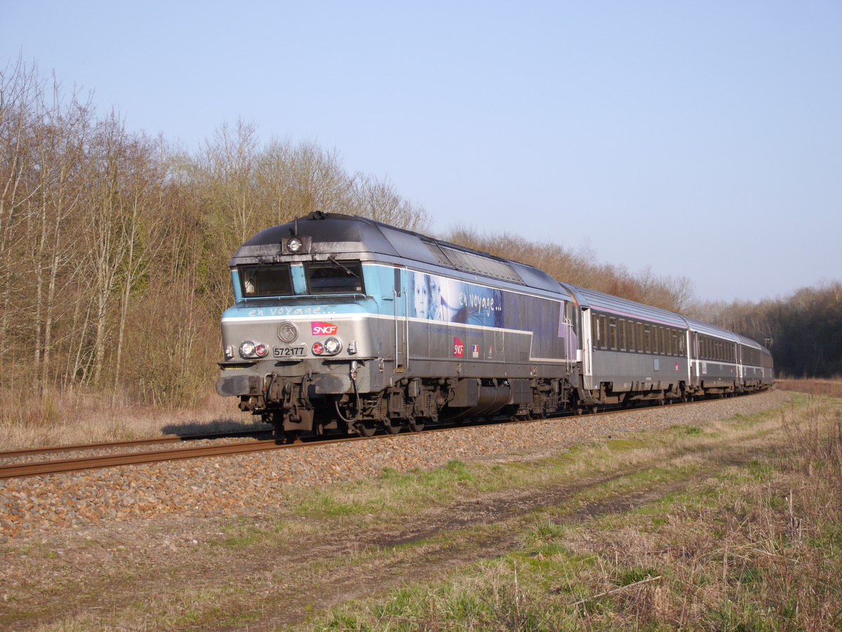 SNCF-CC72177 fährt mit Intercité 1548 (Belfort 16:48 - Paris-Est 20:46) nach Paris.
Die Großdiesel verabschieden sich aktuell von der französischen Ligne 4, der Ostbahn Paris-Belfort(-Mulhouse). Sie werden durch IC-Triebzüge ersetzt.

25.03.2017 Genevreuille-Gare