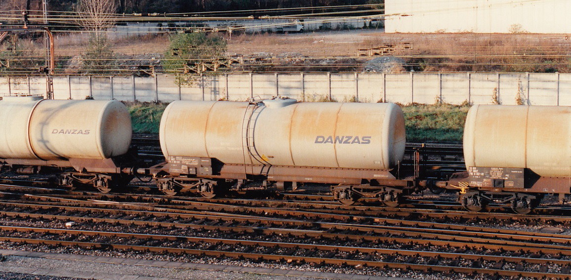 SNCF Danzas Kesselwagen im SBB Gbf Chiasso, Dez. 1996 - Nr 796 0 190 , Seiten-Leiter, großes Logo,  Anweisung  Nur für Lebensmittel Transporte  kurioserweise nur in deutsch