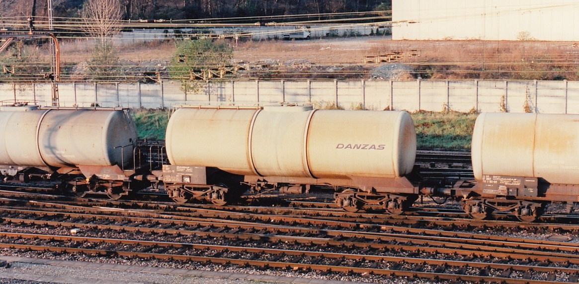 SNCF Danzas Kesselwagen im SBB Gbf Chiasso, Dez. 1996 - Nr 784 2 975 , Stirn-Leiter, kleines Logo