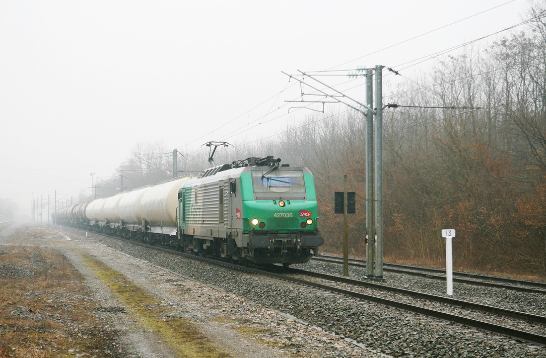 SNCF FRET 427036 hat zum Zeitpunkt der Aufnahme den Bahnhof Bantzenheim in Richtung Mulhouse verlassen.
Aufnahmedatum: 28. März 2013