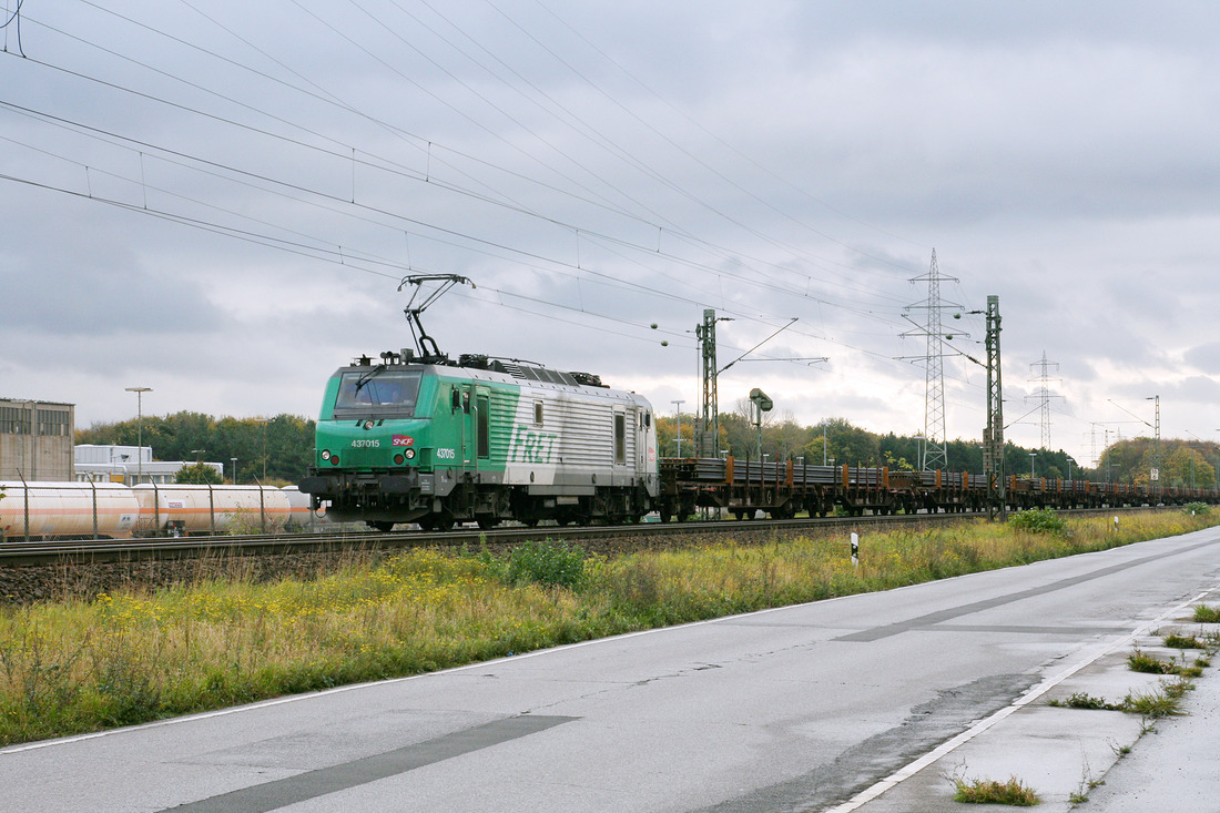 SNCF FRET (4)37015 wurde am 5. November 2012 zwischen den Betriebsstellen Köln-Worringen und Dormagen Bayerwerk fotografiert.