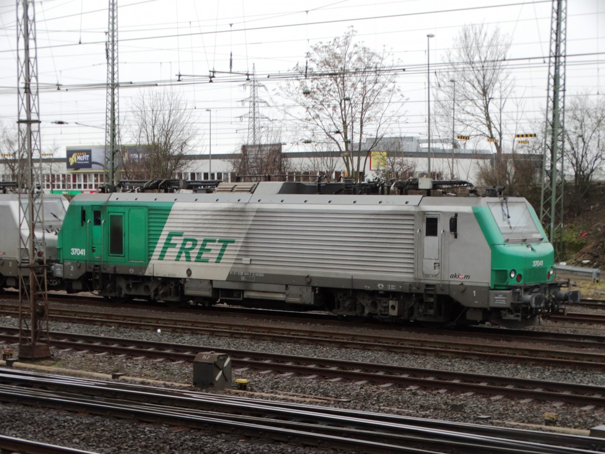 SNCF Fret Alstom Prima 37041 am 08.02.16 in Hanau Hbf abgestellt von einen Gehweg aus fotografiert 