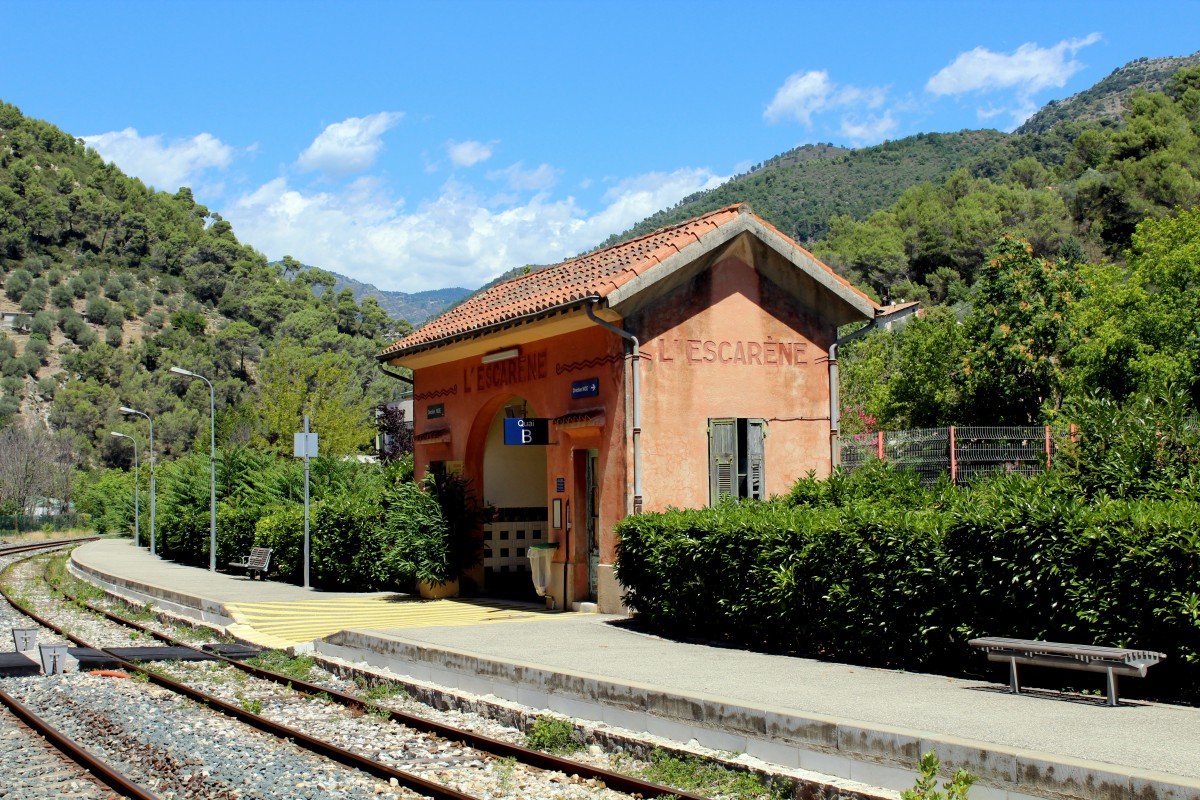 SNCF Gare / Bahnhof L'Escarène (Strecke: Breil-sur-Roya - Nice) am 29. Juli 2015.