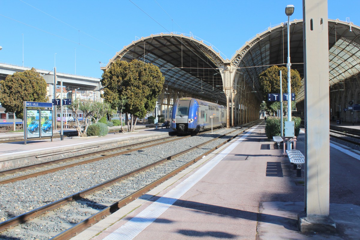 SNCF: Gare de Nice Ville / Nizza Hauptbahnhof (voie / Gleis C und D) am 11. Februar 2015.