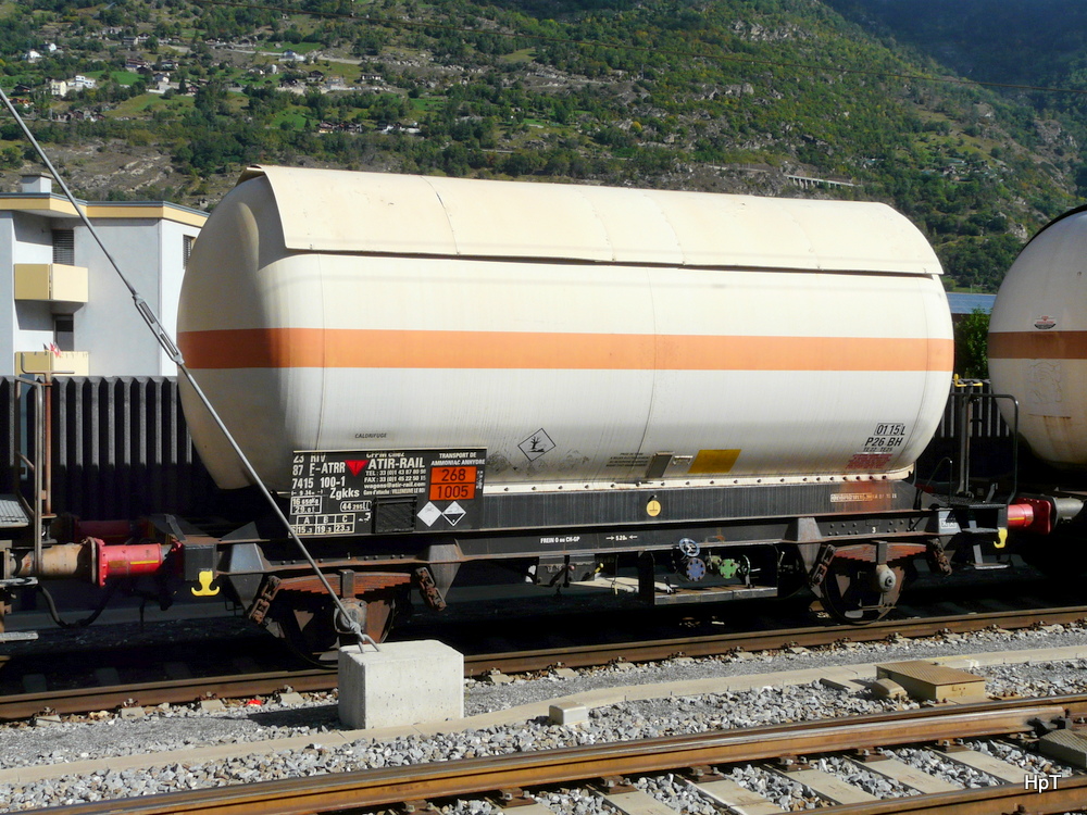 SNCF - Güterwagen vom Typ Zgkks 23 87 741 5 100-1 abgestellt im Bahnhof Visp am 22.09.2014