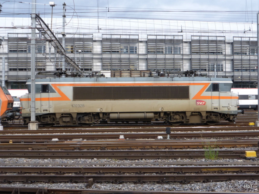 SNCF - Lok 122328 abgestellt im Bahnhofsareal in Genf am 09.05.2014