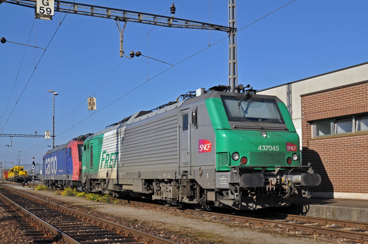SNCF Lok 437045 ist beim Güterbahnhof Muttenz abgestellt. Die Aufnahme stammt vom 01.11.2015.