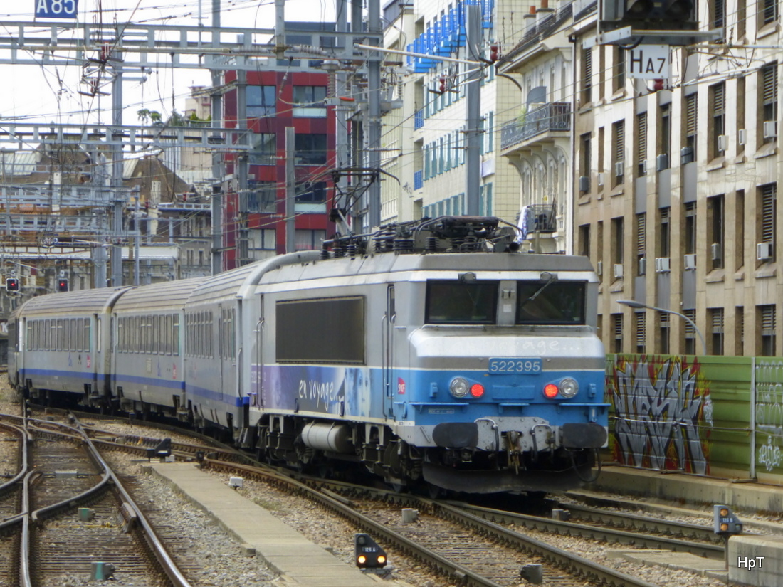 SNCF - Lok 522395 am Schluss eines ausfahrenden Zuge aus dem Bahnhof Genf am 06.05.2015