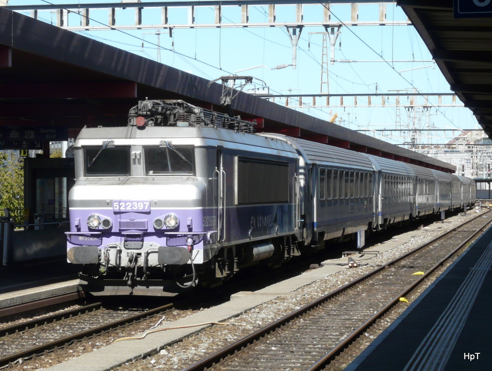 SNCF - Lok 522397 vor Schnellzug im Bahnhof Genf am 09.09.2013