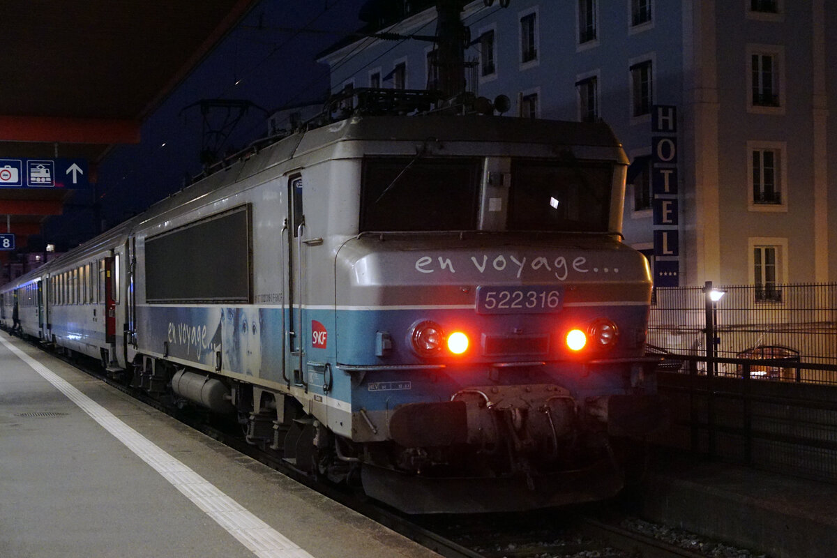 SNCF Mehrsystemlokomotive BB 522316 mit TER im Bahnhof Genf zur Abfahrt nach Lyon bereit am 20. Dezember 2021.
Foto: Walter Ruetsch 
