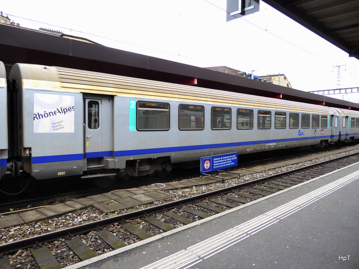 SNCF - Personenwagen 2 Kl. B10tux  50 87 20-77 228-6 im Bahnhof Genf am 01.05.2016