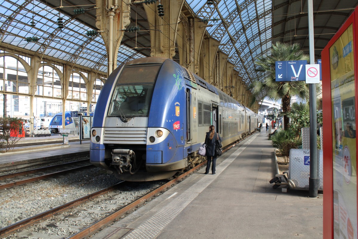 SNCF-Regionalzug nach Les Arcs (Z24500 - 407) Gare de Nice Ville / Nizza Hauptbahnhof voie / Gleis C am 11. Februar 2015.
