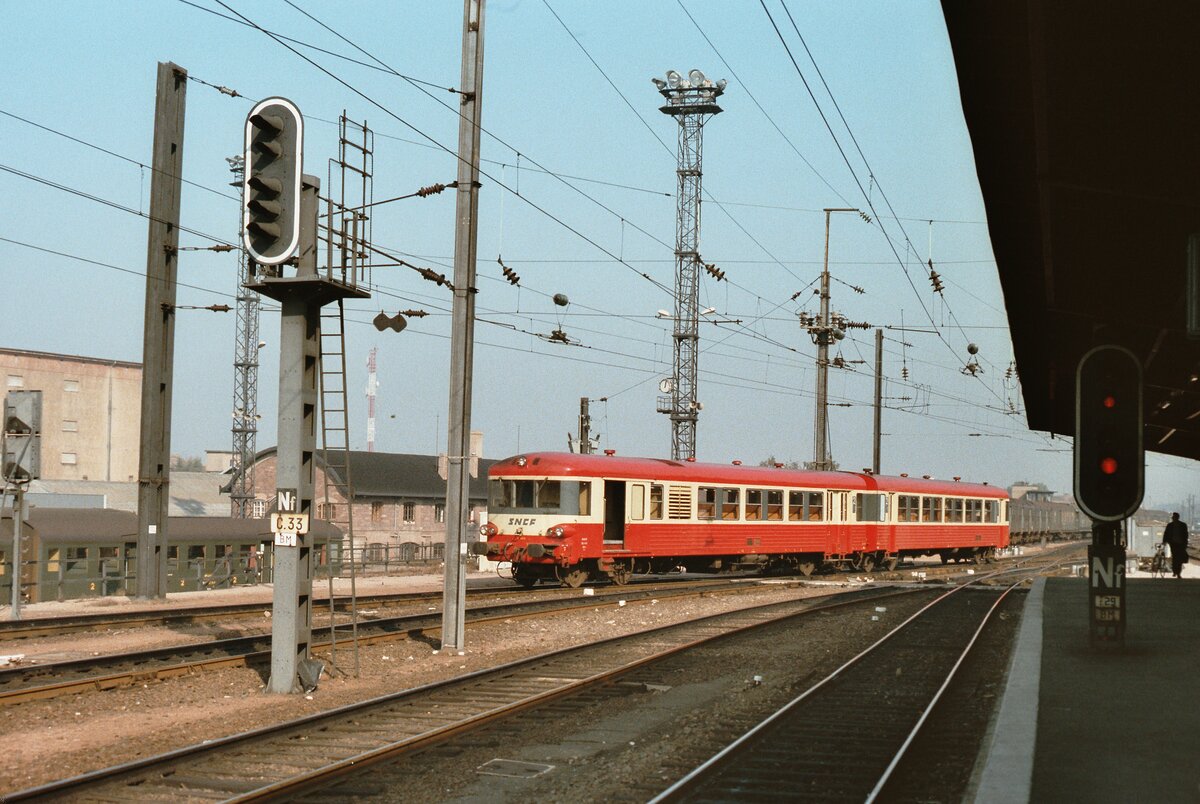 SNCF-Schienenbus unbekannter Baureihe vor dem Straßburger Hauptbahnhof. Welche Baureihe könnte das sein?
Datum: 26.10.1983