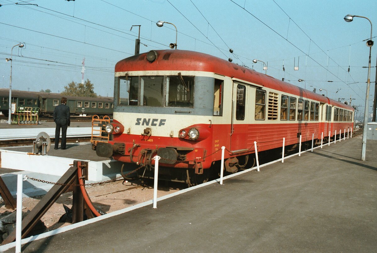 SNCF-Schienenbus X 4425 auf einem etwas weiter vom Gebäude des Straßburger Hauptbahnhof entfernten Gleis. 
Datum: 26.10.1983 