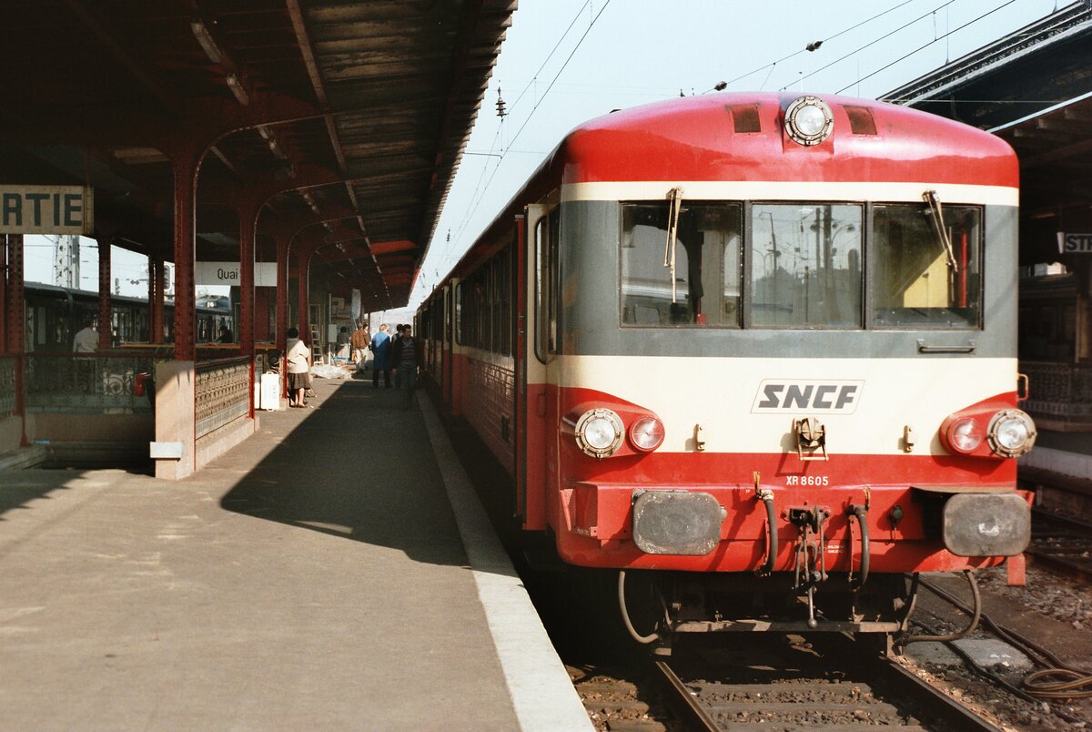 SNCF-Schienenbus XR 8605 vor dem Straßburger Hauptbahnhof.
Datum: 26.10.1983