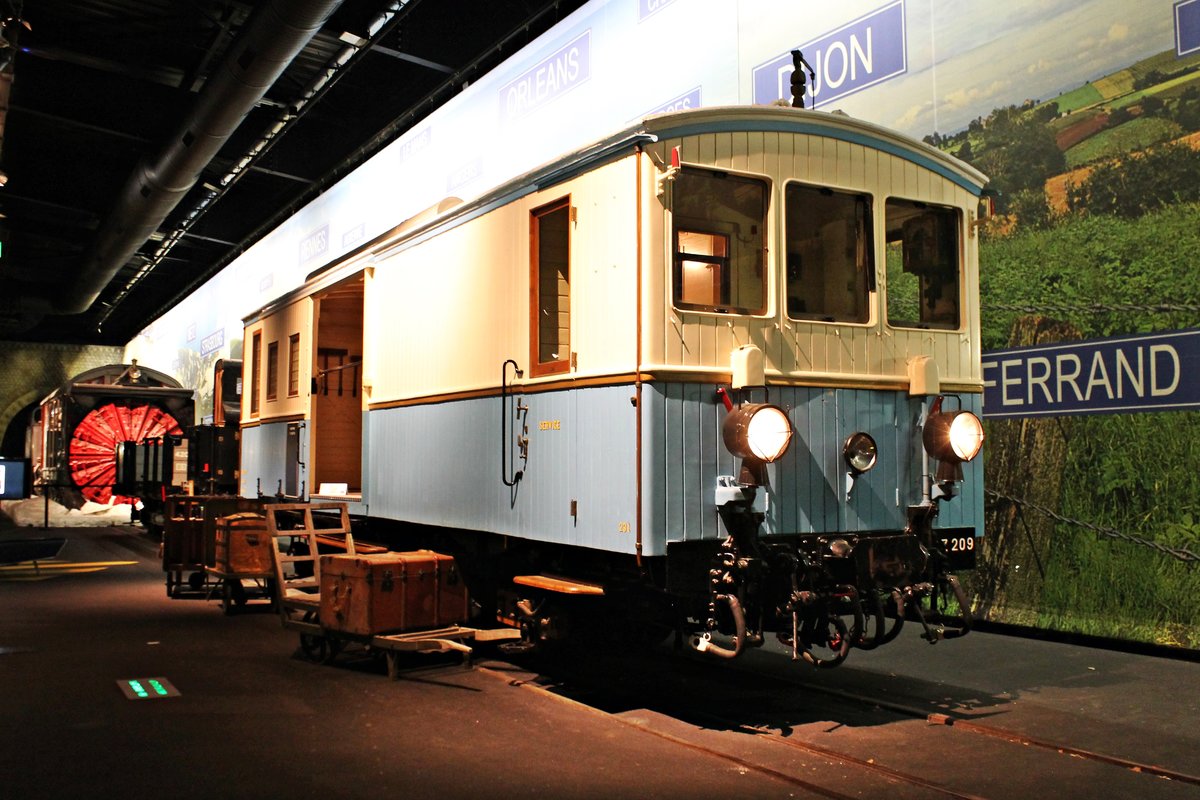 SNCF Schmalspur-Triebwagen Z 209 (Baujahr 1901) am 07.10.2018 im Eisenbahnmuseum Cite du Train (Mulhouse).