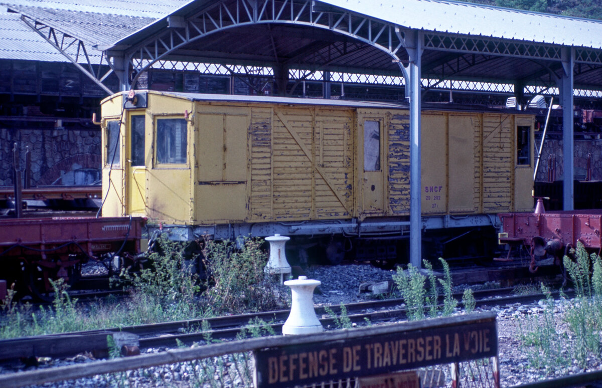 SNCF Schneepflug ZD 202 der Ligne de Cerdagne - train jaune - im Jahr 1995 im Depot in Villefrache-de-Conflent. Das Fahrzeug wurde 1909 für die französische Bahngesellschaft  Midi  gebaut. Der Schneepflug ist seit 1995 als  Historisches Monument  eingestuft (Wikipedia).
