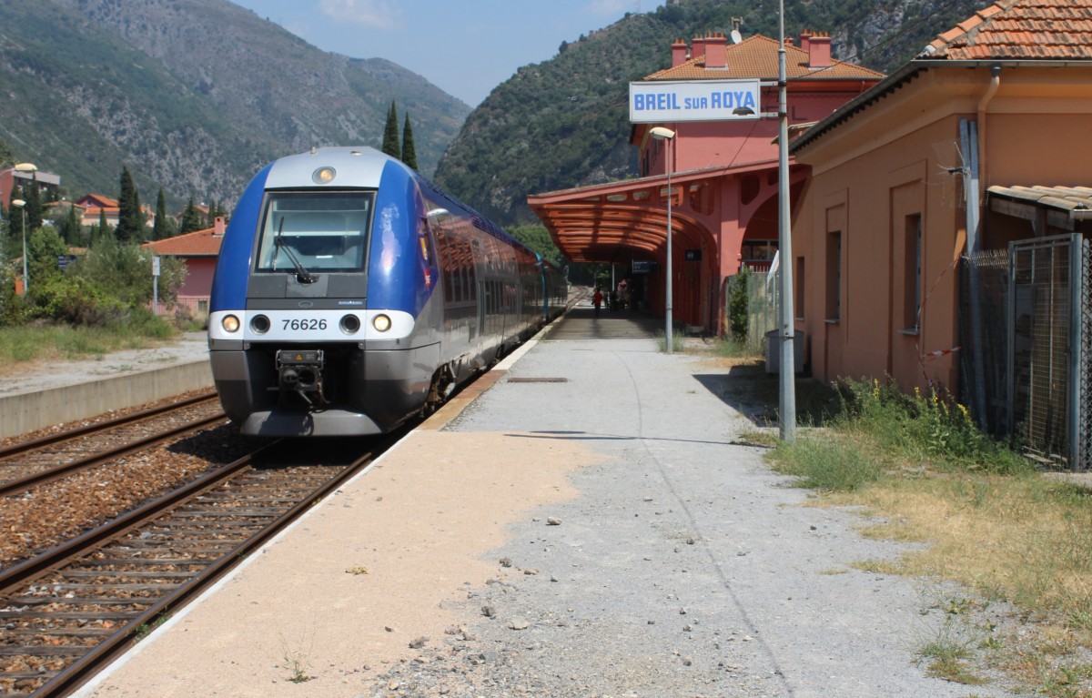 SNCF TER Provence-Alpes-Côte d'Azur - Strecke: Nice / Nizza - Breil - Tende - Cuneo. -  Auf dem Foto sieht man den X76626 (Hersteller: Bombardier) im Bahnhof Breil-sur-Roya. Der Zug fährt in Richtung Nizza. - Datum: 26. Juli 2015.