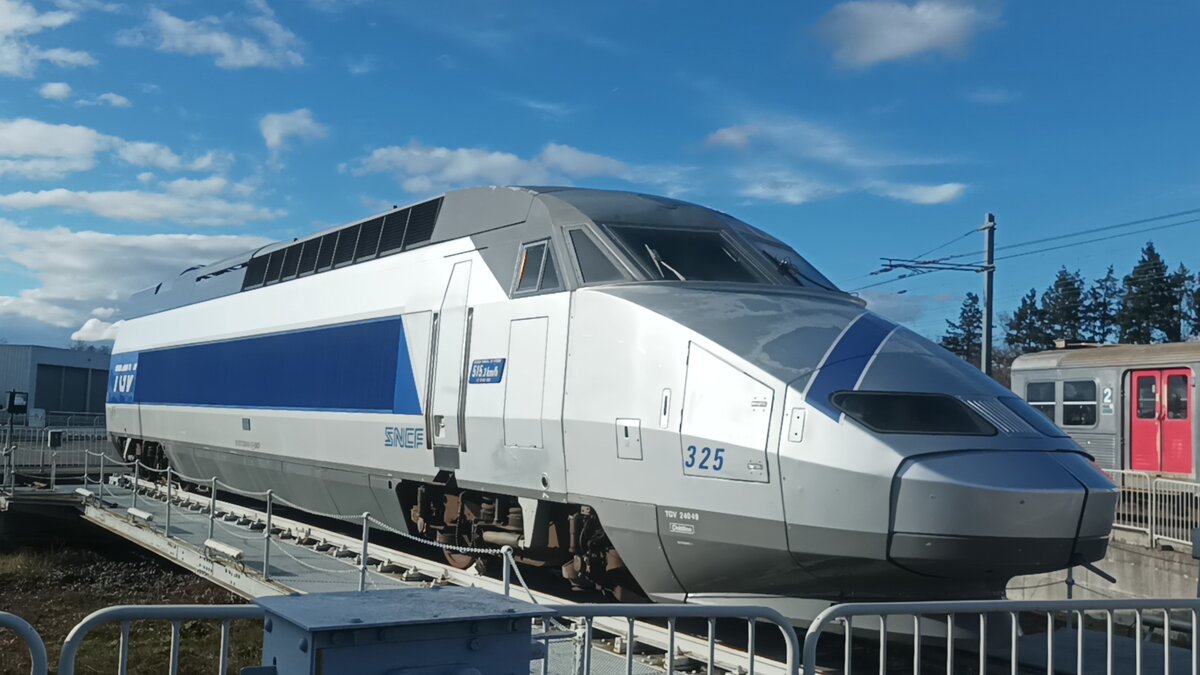 SNCF TGV 325 auf der Drehscheibe des Cite du Train Moulhouse am 24.2.24