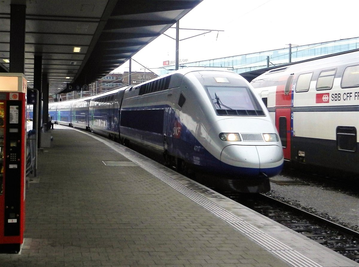 SNCF - TGV 4717 von Paris nach Zürich fährt im Bahnhof Basel SBB ein - 11.09.2012