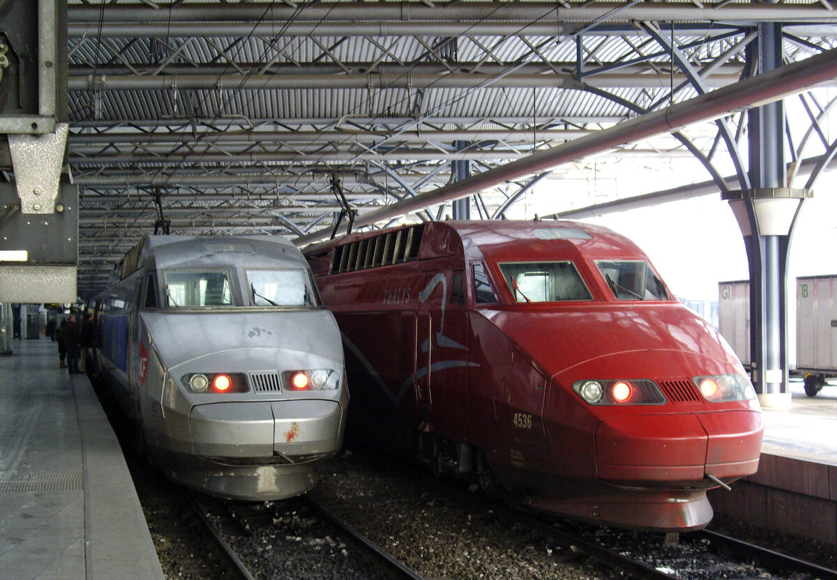 SNCF TGV Réseau 4513, und Thalys SNCF TGV PBA No. 4536, Bruxelles Midi, 3.12.2010.