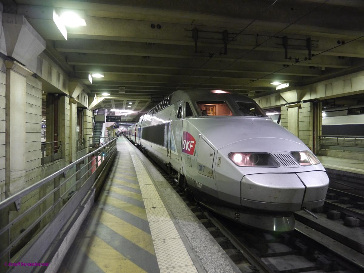 SNCF TGV317 (Typ TGV Atlantique) fährt frühmorgens als Zug TGV8403 (ab Paris Montparnasse 06:41)nach St.Pierre des Corps - Bordeaux.

2014-07-19 Paris-Montparnasse 