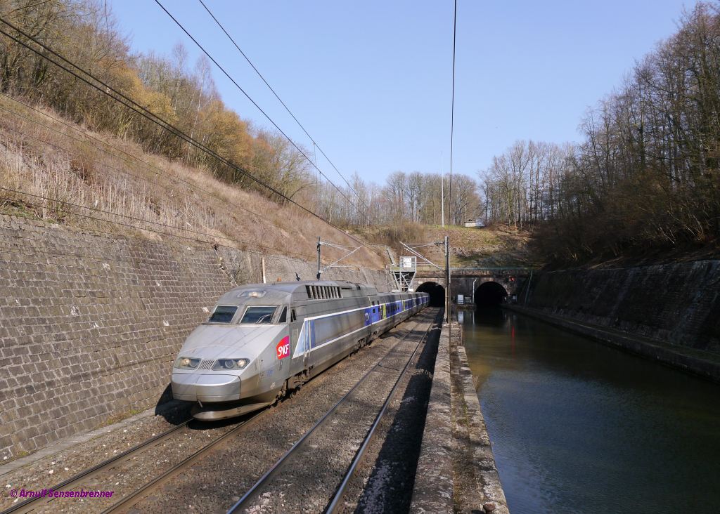 SNCF-TGV511 vom Typ TGV-Rseau ist hier am Rhein-Marne-Kanal unterwegs als Zug TGV5454 (Strasbourg16:01-Bordeaux22:37). 
2013-04-01 Arzviller 
